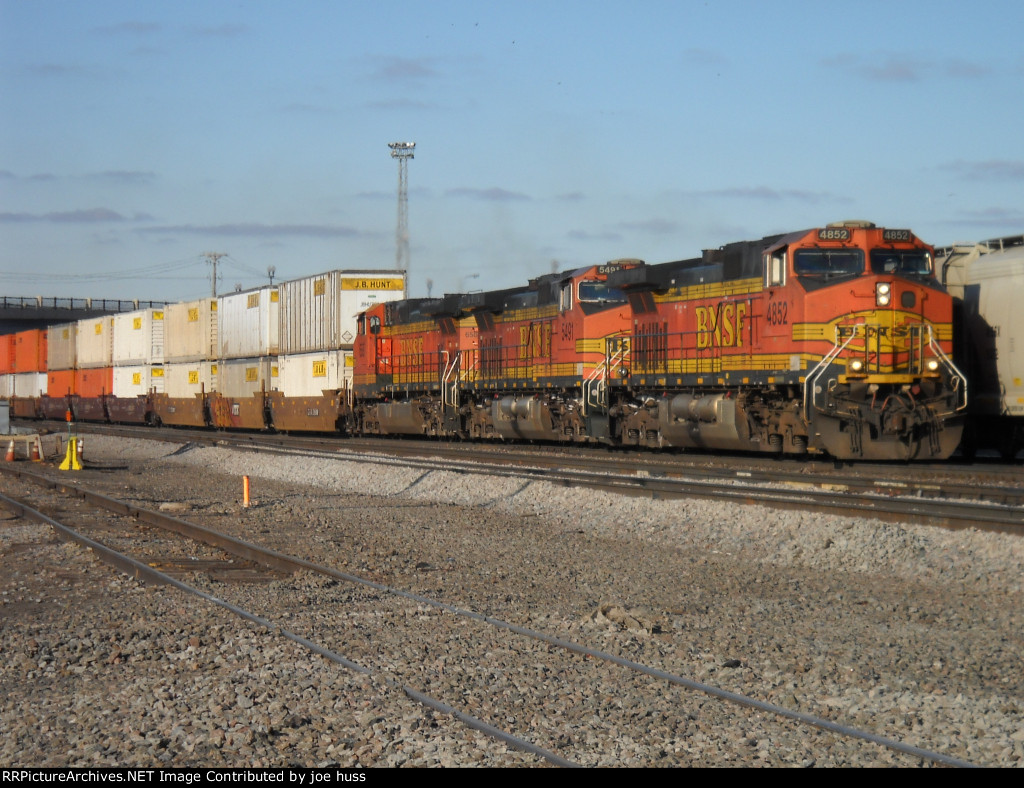 BNSF 4852 East